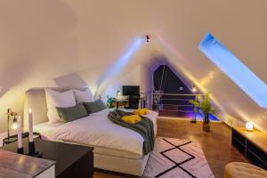 a bedroom with a bed in a room with an attic at CozyQuarter: Suite mit Workstation - Nähe: Bonn & Flughafen in Siegburg