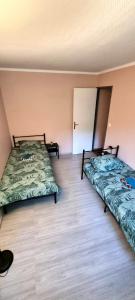 pokój z 2 łóżkami w pokoju w obiekcie Appartement Grand Paris w mieście Saint-Denis