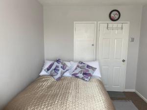 1 dormitorio con 2 almohadas en One Double bedroom in a Shared apartment, en Londres