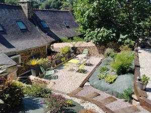 Lanvallay的住宿－Chambre d'hote Familiale de la maison Bleue，享有花园的空中景致,花园内种有椅子和植物
