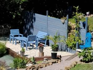 Vonkajšia záhrada v ubytovaní Chambre d'hote Familiale de la maison Bleue