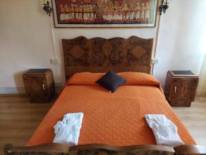 Un dormitorio con una cama con calcetines blancos. en Bordeghina B&B In Farmhouse, en Pontecchio Polesine