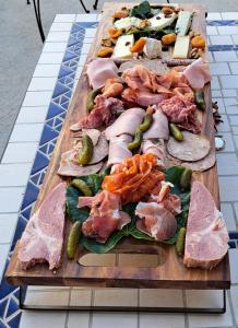 un tableau rempli de différents types de viande et de légumes dans l'établissement Chambre d'hôtes des Loyes, à Jaillans