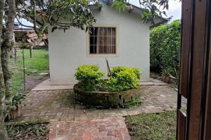 a small house with a window and a brick yard at Cabaña el amarillo in Barbosa