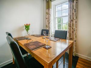 uma mesa de madeira com copos de vinho em cima em The Rennie Mackintosh Retreat em Comrie