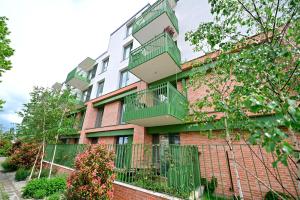 ein Gebäude mit grünen Balkonen an der Seite in der Unterkunft Home by the Lake nr 8 in Sibiu