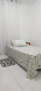 Bett in einem Zimmer mit Vorhang in der Unterkunft Garden Ipojuca Caruaru in Caruaru