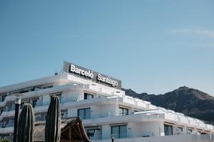 um edifício branco com uma placa em cima em Barceló Santiago - Adults Only em Puerto de Santiago