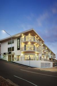 een groot gebouw met verlichting aan de straatkant bij Quest Townsville on Eyre in Townsville