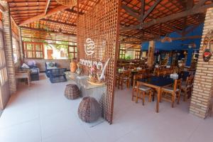 un ristorante con tavolo e sedie in camera di Hotel Jangadas ad Águas Belas