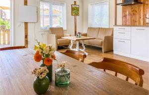 - une cuisine et un salon avec une table fleurie dans l'établissement Lovely Home In Den Oever With Kitchen, à Den Oever