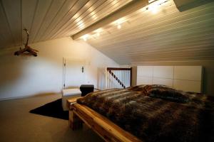 - une chambre avec un grand lit dans l'établissement Ferienwohnung Heimatglück 2-3 Personen 65qm WLAN, à Breitbrunn am Chiemsee