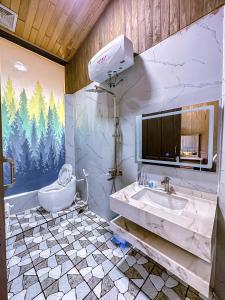 Phòng tắm tại Henisi Homestay Măng Đen