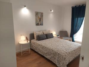 Posteľ alebo postele v izbe v ubytovaní Apartamentos con terraza frente al mar by Color Flats + 29 fotografií
