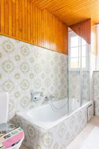 baño con bañera y ventana en Private Room in a beautiful Villa en Ghent