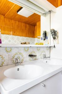 Baño con 2 lavabos y espejo en Private Room in a beautiful Villa, en Gante