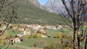 un villaggio in una valle con montagne sullo sfondo di Le puny a La Motte-en-Champsaur