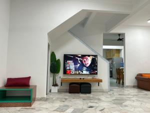 TV a/nebo společenská místnost v ubytování Permas Double Storey 8 Pax WiFi Netflix