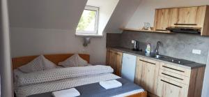 Dormitorio pequeño con cama y lavamanos en Villa Tatran, en Stará Lesná