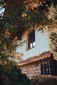 a window on the side of a brick building at Naruby Ubytování in Mařov u Úpice