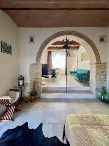 a bedroom with an archway and a living room at The Loft By Birillo in Poggibonsi