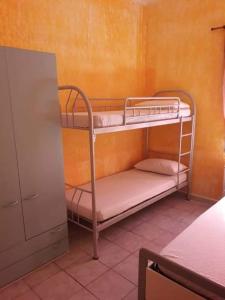 - deux lits superposés dans une chambre dans l'établissement Vacanze in Sardegna a Posada, à San Giovanni