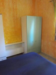- une chambre avec une armoire blanche et 2 fenêtres dans l'établissement Vacanze in Sardegna a Posada, à San Giovanni