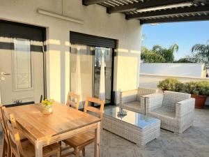 a patio with a wooden table and chairs at שפיגל קו ראשון לנחל-Hagoshrim,הגושרים in Hagoshrim