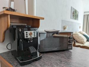 Příslušenství pro přípravu čaje a kávy v ubytování Garden View Apartment