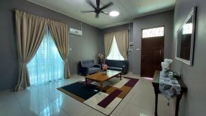 Televisyen dan/atau pusat hiburan di Teratak Azhan Homestay