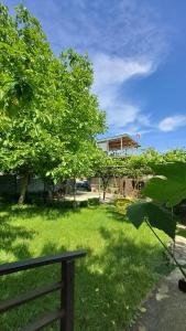En hage utenfor Qilimcha's Guesthouse-Art Museum