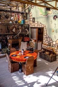 uma sala de jantar com uma mesa e cadeiras num quarto em Qilimcha's Guesthouse em Tel Avi