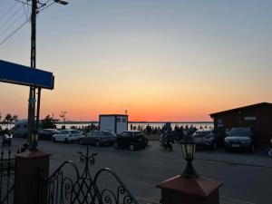 un grupo de coches estacionados en un estacionamiento cerca de la playa en Ośrodek Wczasowy REWA en Rewa