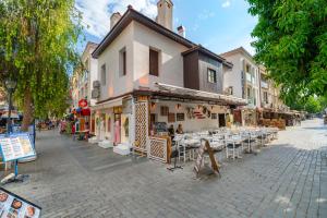 budynek ze stołami i krzesłami na ulicy w obiekcie Melisa Boutique Hotel & Spa w Kaş