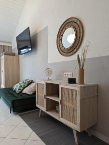 uma sala de estar com um sofá e um espelho em Garden View Apartment em Breitenbrunn