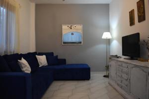 VatopediにあるMariana's Apartmentのリビングルーム(青いソファ、テレビ付)