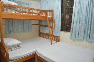 Rúm í herbergi á Johnson Hostel