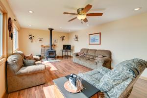sala de estar con 2 sofás y ventilador de techo en Kentucky Lake Getaway with Lookout Deck, Water View!, en New Concord