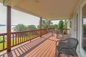 porche cubierto con 2 sillas y mesa en Kentucky Lake Getaway with Lookout Deck, Water View!, en New Concord