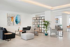 salon z kanapami, krzesłami i stołami w obiekcie Aparthotel Marina Drach w Porto Cristo