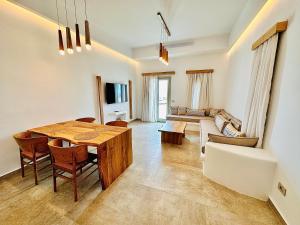 Aeris suites Pori في كوفونيسيا: غرفة معيشة مع طاولة وأريكة