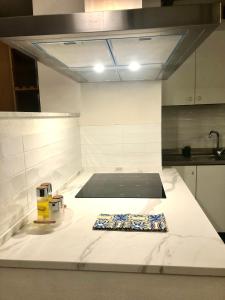 cocina con paredes blancas y encimera en Fortino Catania Center Apartment, en Catania