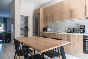 Kuchyň nebo kuchyňský kout v ubytování Sunny Escape:Stylish and Roomy Apt in Beach Haven!