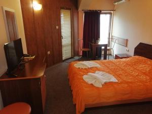 Habitación de hotel con 1 cama con 2 toallas blancas en ХОТЕЛ ОМЕГА, en Stara Zagora