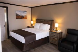 Voodi või voodid majutusasutuse Motel 7 Inn & Suites toas