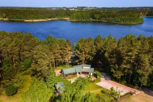 uma vista aérea de uma casa no meio de um lago em Domek letniskowy Kamień 84-217 ul. Zielona 2 em Kamień