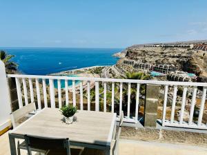 - une table sur un balcon avec vue sur l'océan dans l'établissement AMADORES BALCONY - WITH OCEAN VIEW., à Amadores