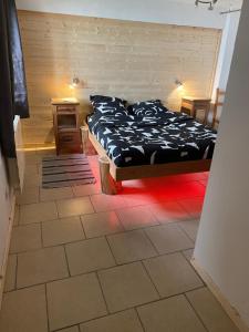 1 dormitorio con 1 cama con sábanas blancas y negras en Appartement 4 personnes en Villar-dʼArène