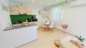 Kuchyňa alebo kuchynka v ubytovaní White Stone Apartman