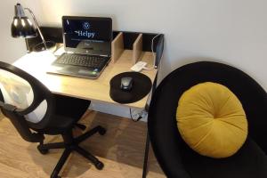 - un bureau avec un ordinateur portable et une chaise dans l'établissement Le Duplex des Halles, à Pau